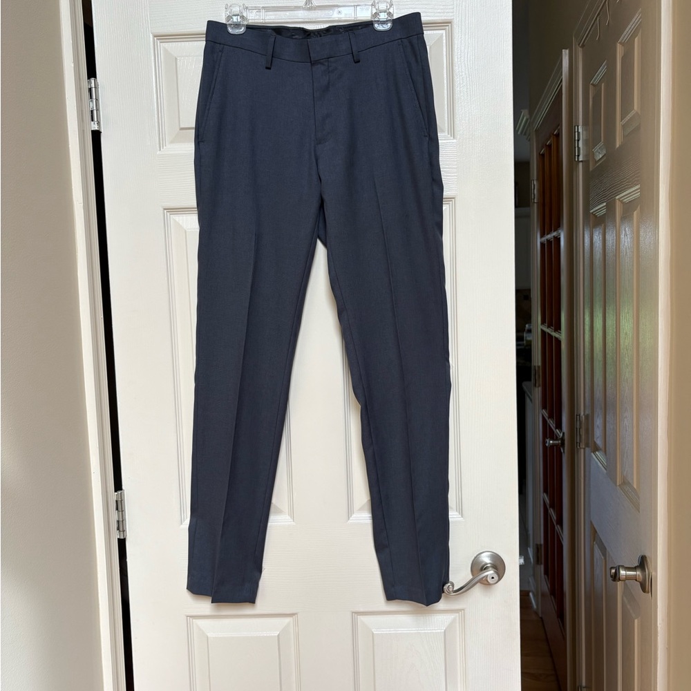 Haggar’s Smart Wash Repreve slim fit pant
30” X 32”
Charcoal
